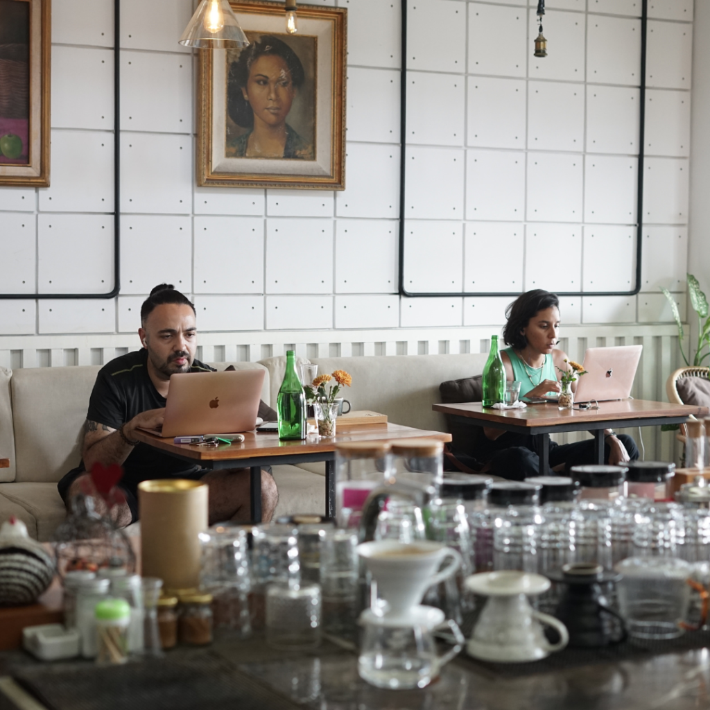 Best Cafe in Ubud for Digital Nomads: WiFi, AC & Power Plugs (2026 Guide)