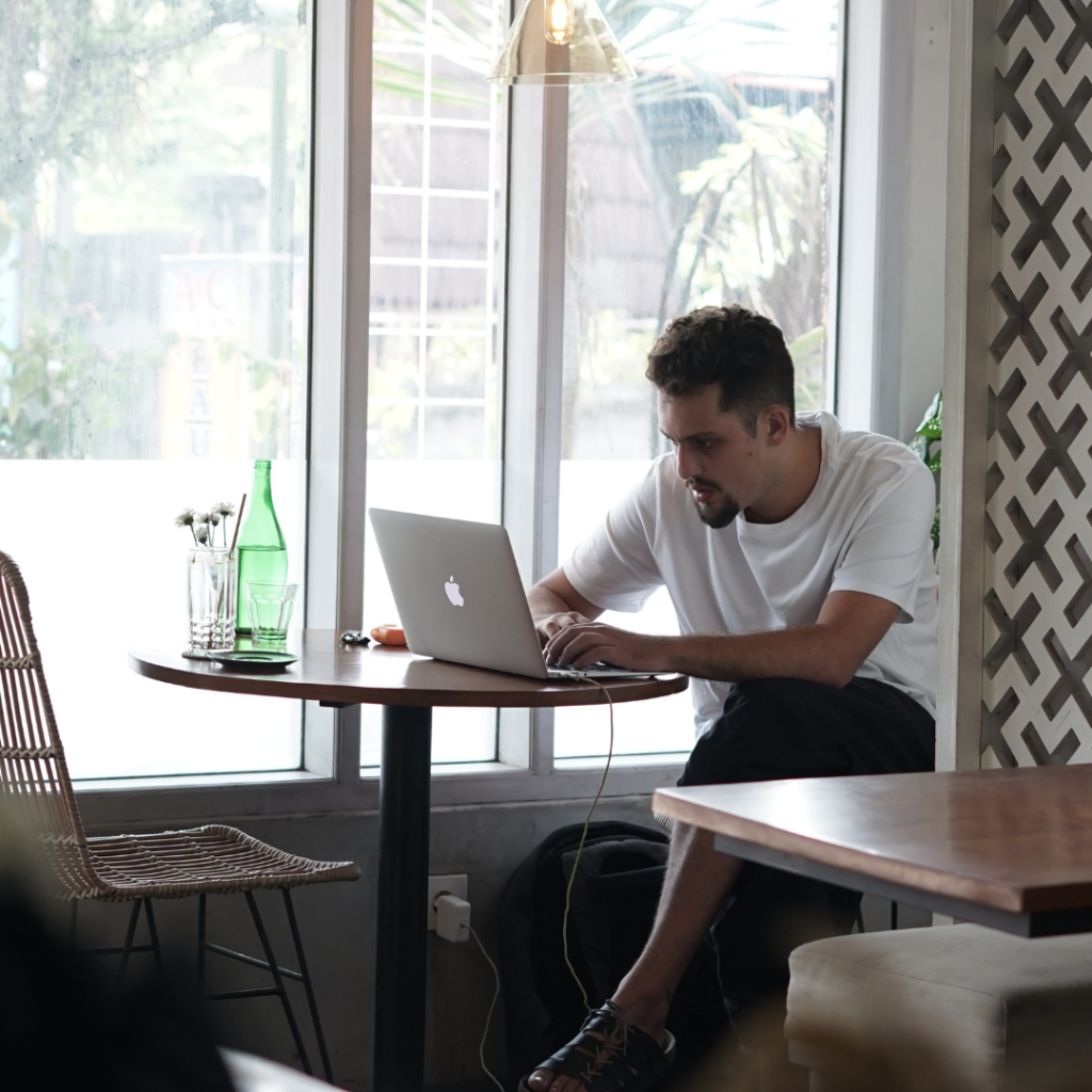 Best Cafe in Ubud for Digital Nomads: WiFi, AC & Power Plugs (2026 Guide)